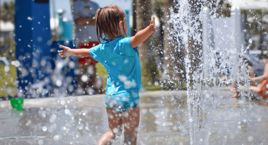 child in splash pad, free things to do with kids in Dallas