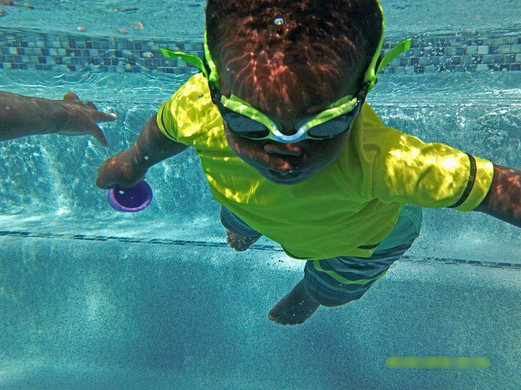 child swimming underwater, swim lessons in Collin County